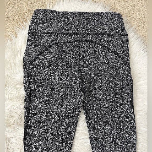 {Lululemon} Invigorate 7/8 Tight Legging in Chakra Print Alpine White Black - Picture 5 of 10